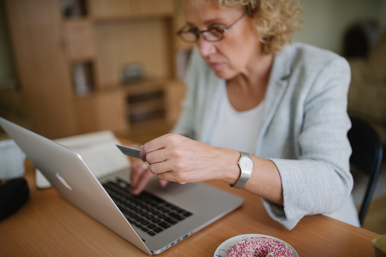 Kobieta w okularach pracuje przy laptopie